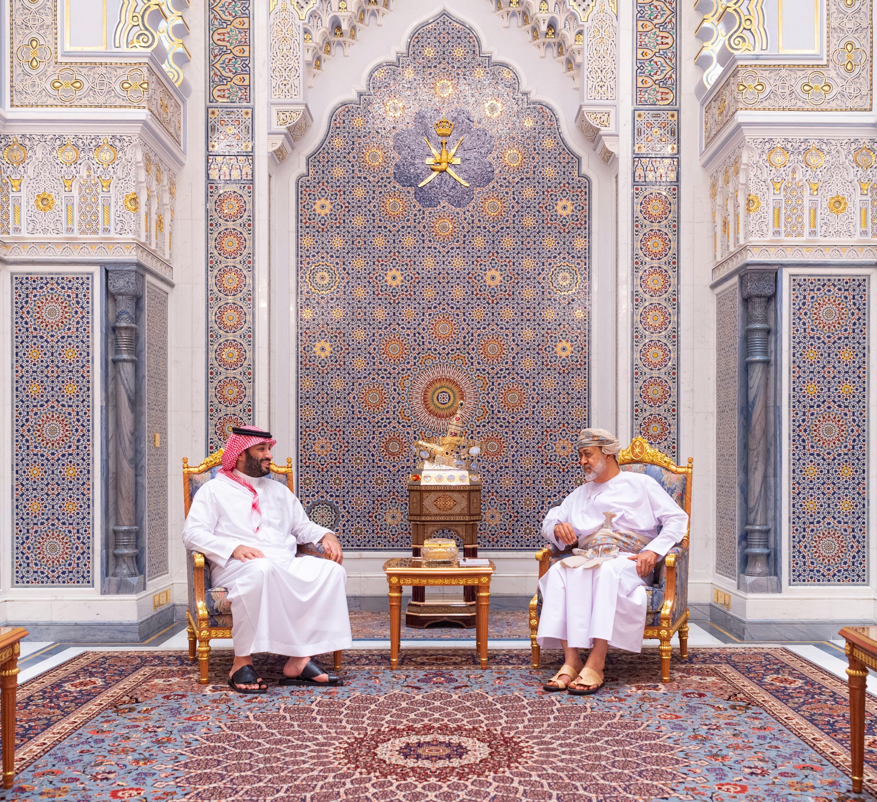 سلطان عمان يستقبل ولي العهد  