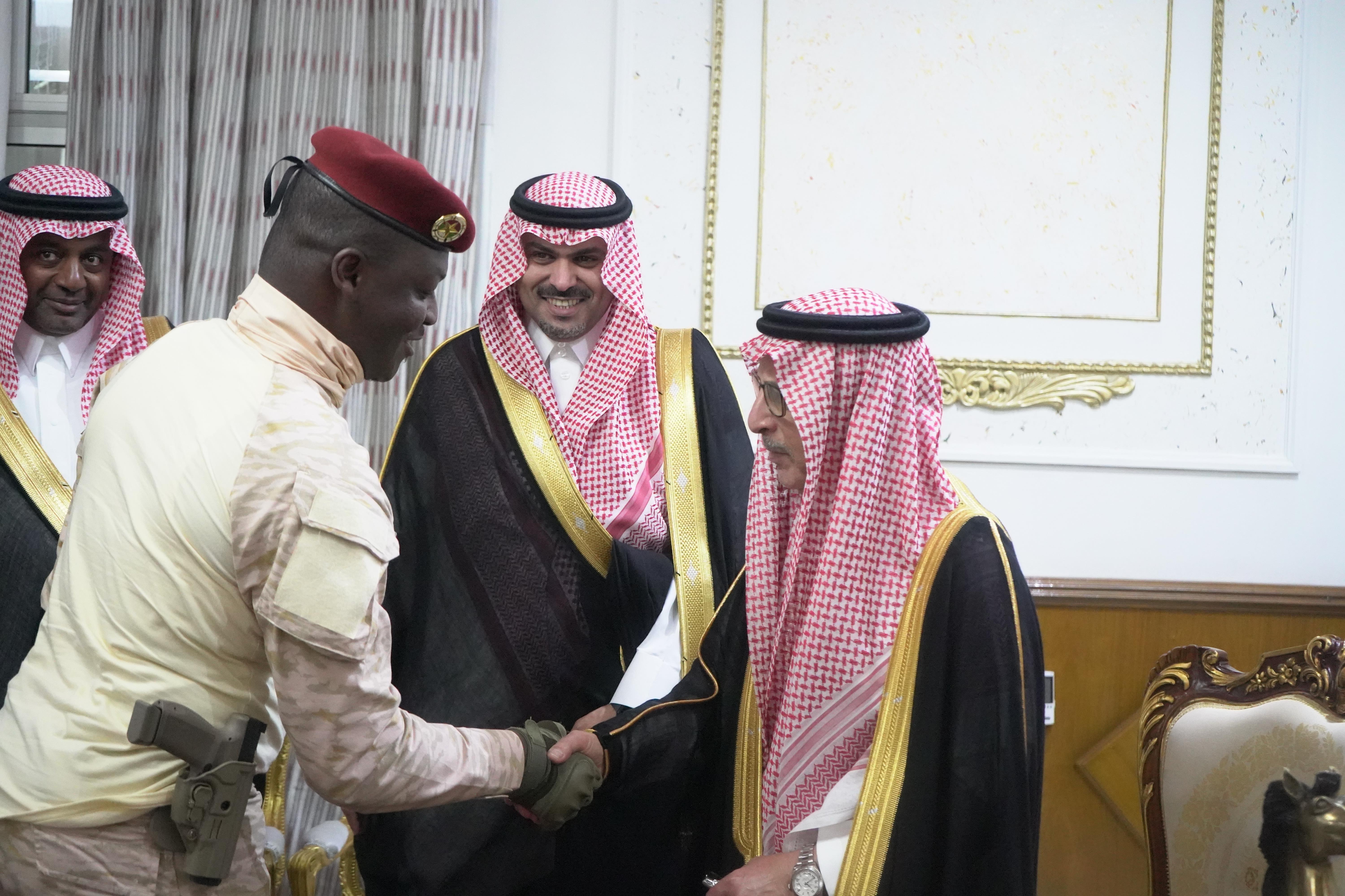 خادم الحرمين الشريفين يبعث رسالة شفهية للرئيس الانتقالي لبوركينا فاسو 