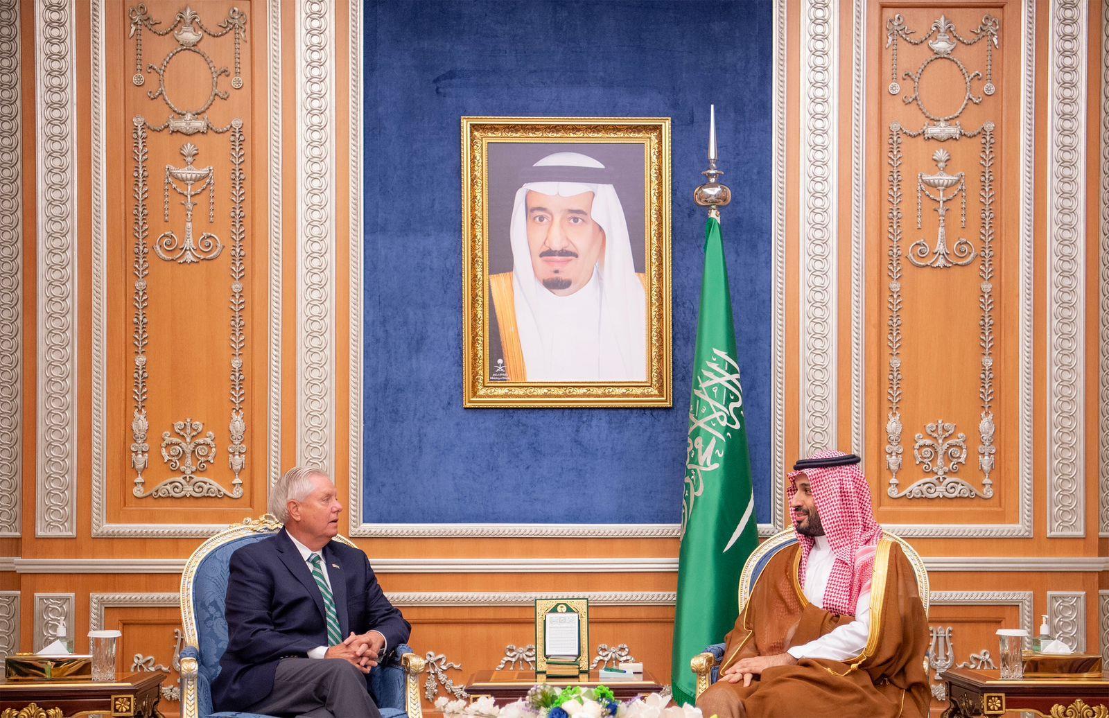 ولي العهد يجتمع مع السيناتور الأمريكي ليندسي غراهام 