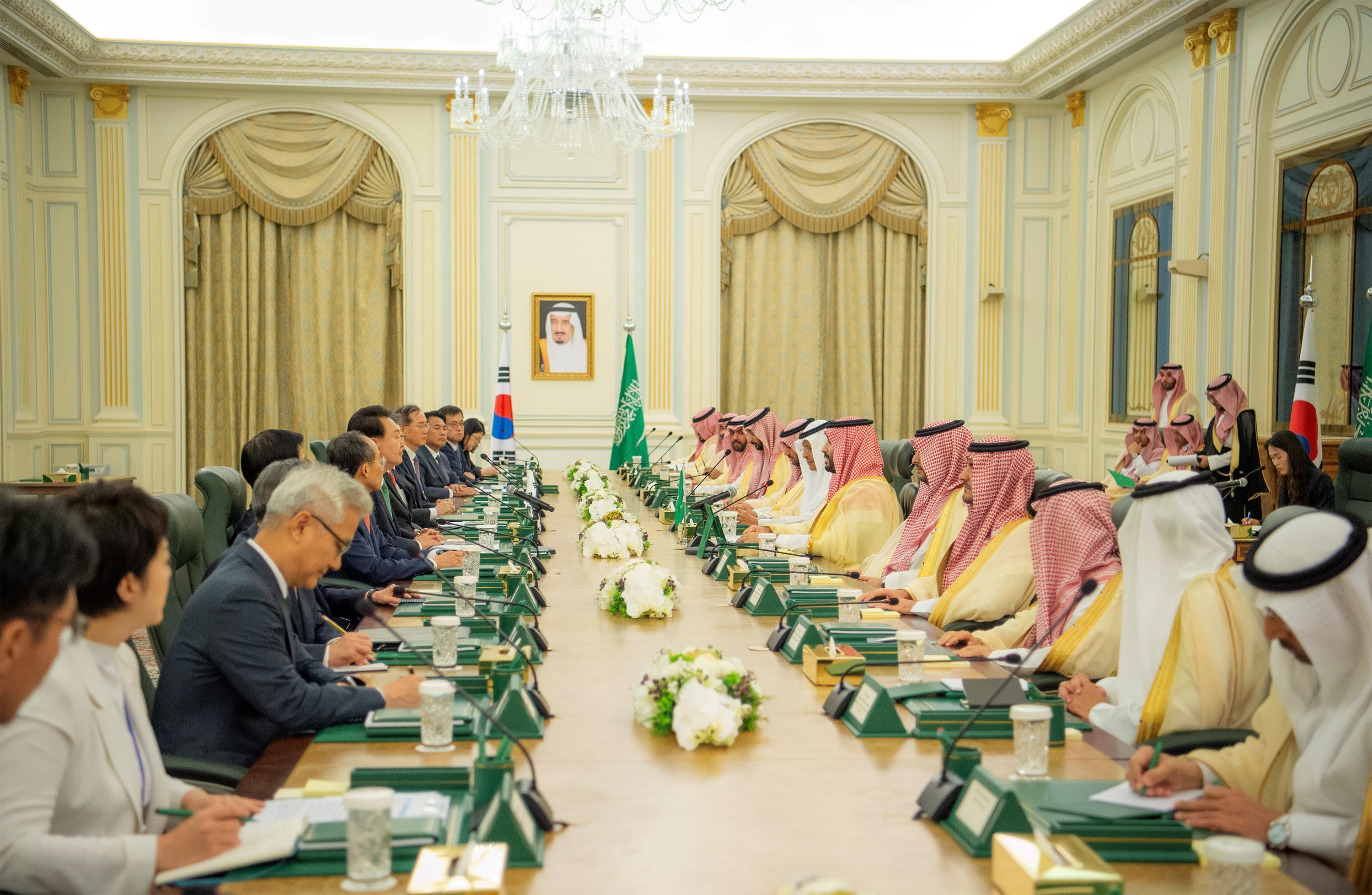 ولي العهد يستقبل رئيس جمهورية كوريا ويعقدان جلسة مباحثات رسمية