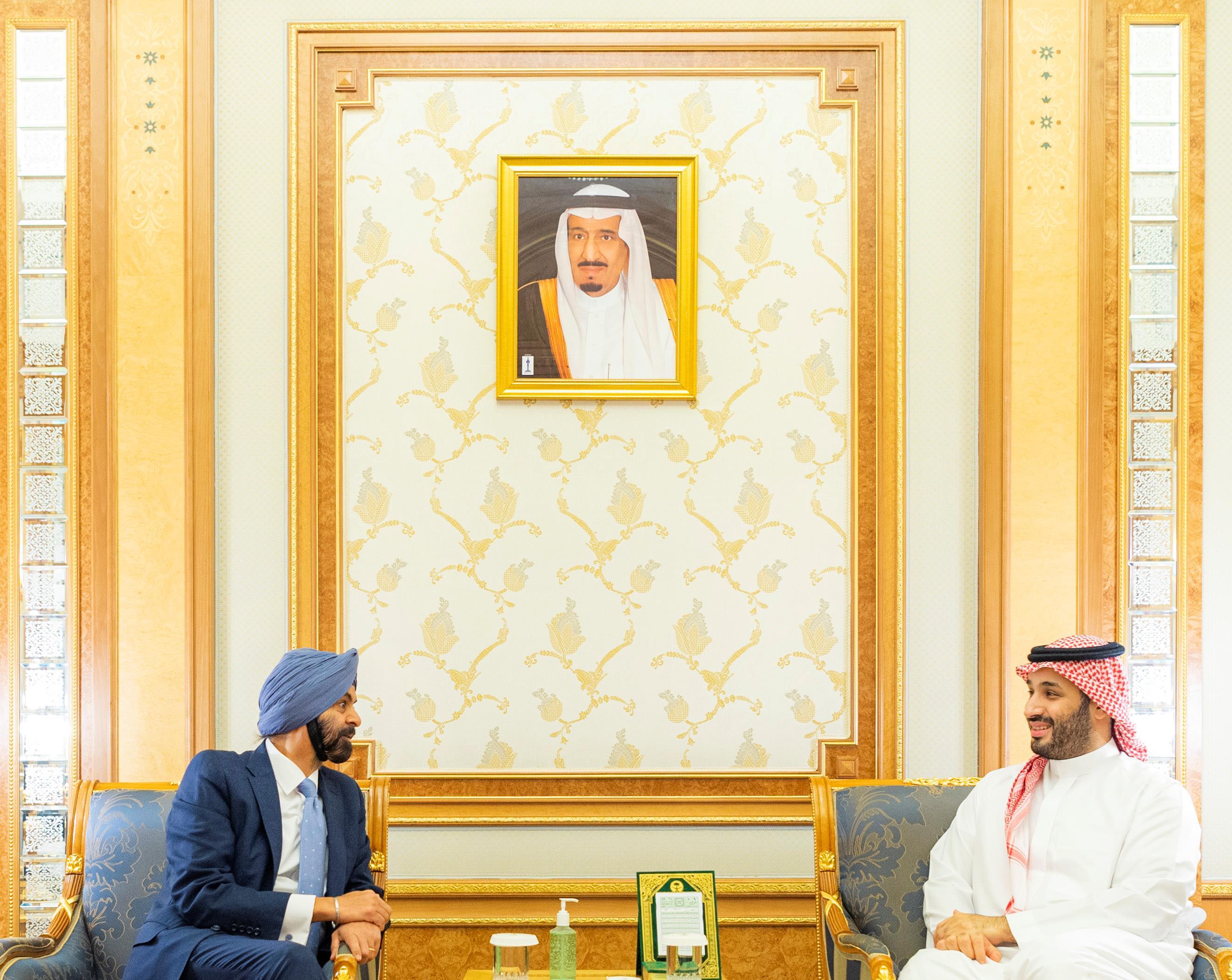 ولي العهد يلتقي رئيس البنك الدولي