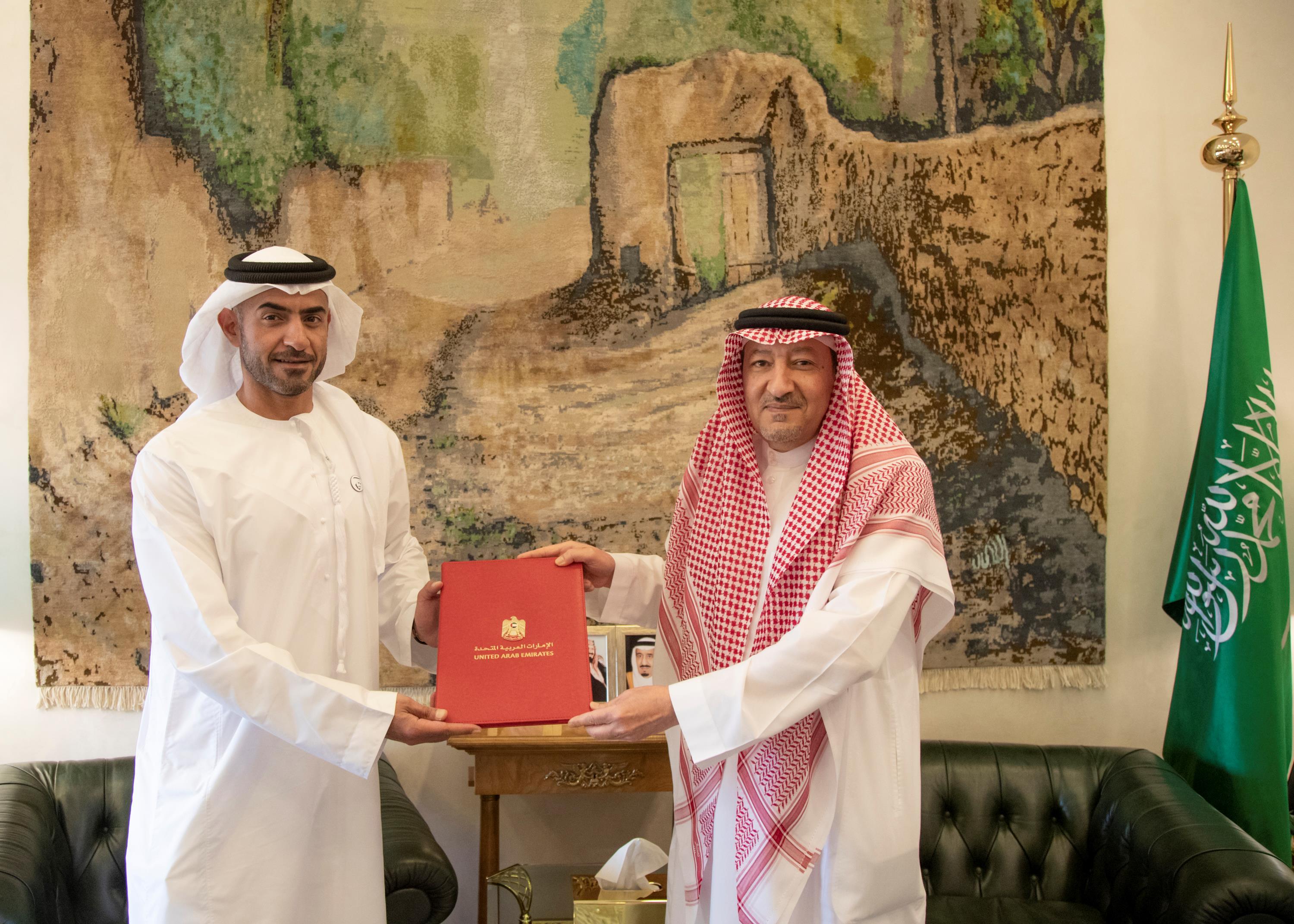 ولي العهد يتلقى رسالة خطية من نائب رئيس دولة الإمارات 