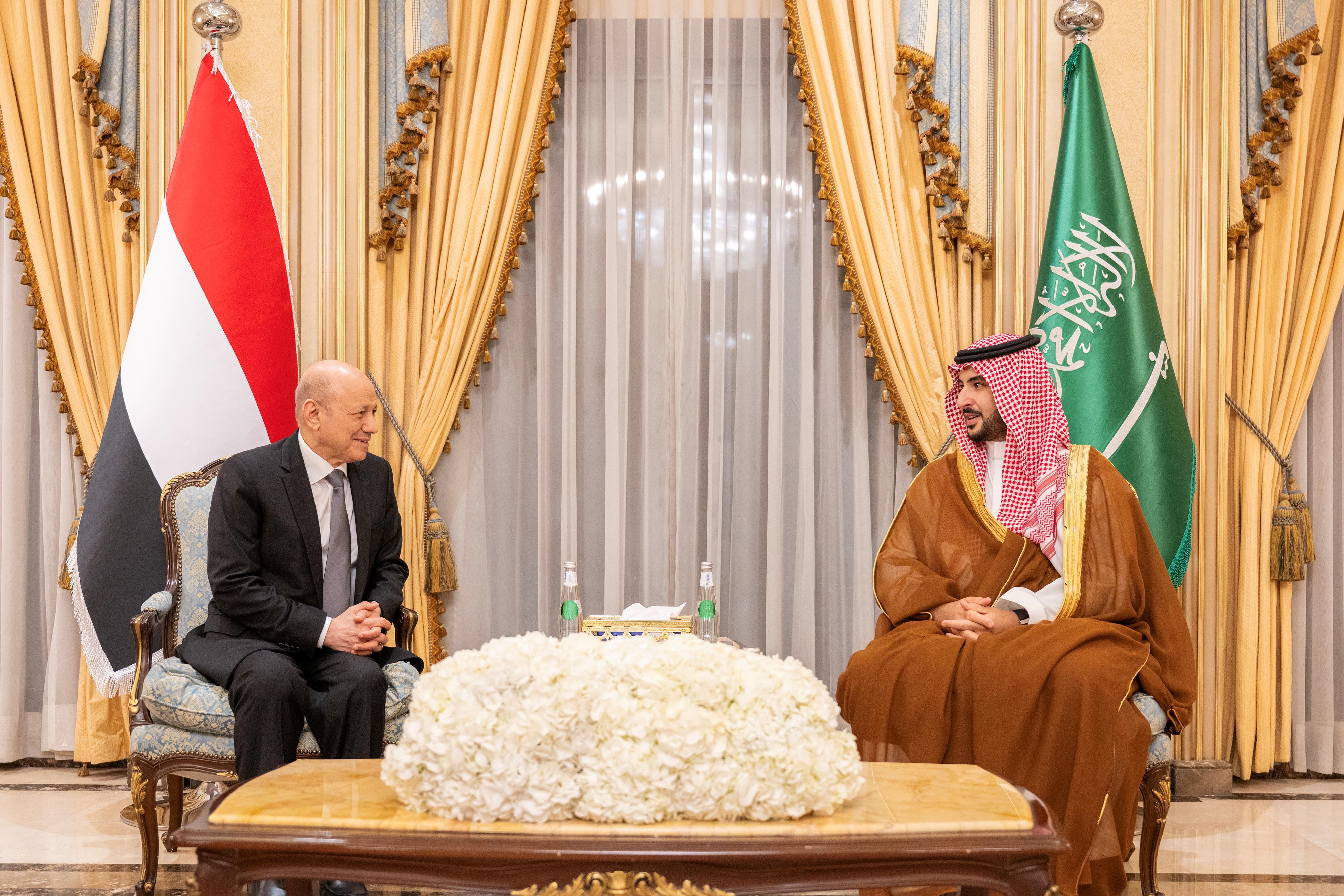 بتوجيه من ولي العهد.. وزير الدفاع يلتقي رئيس وأعضاء مجلس القيادة اليمني