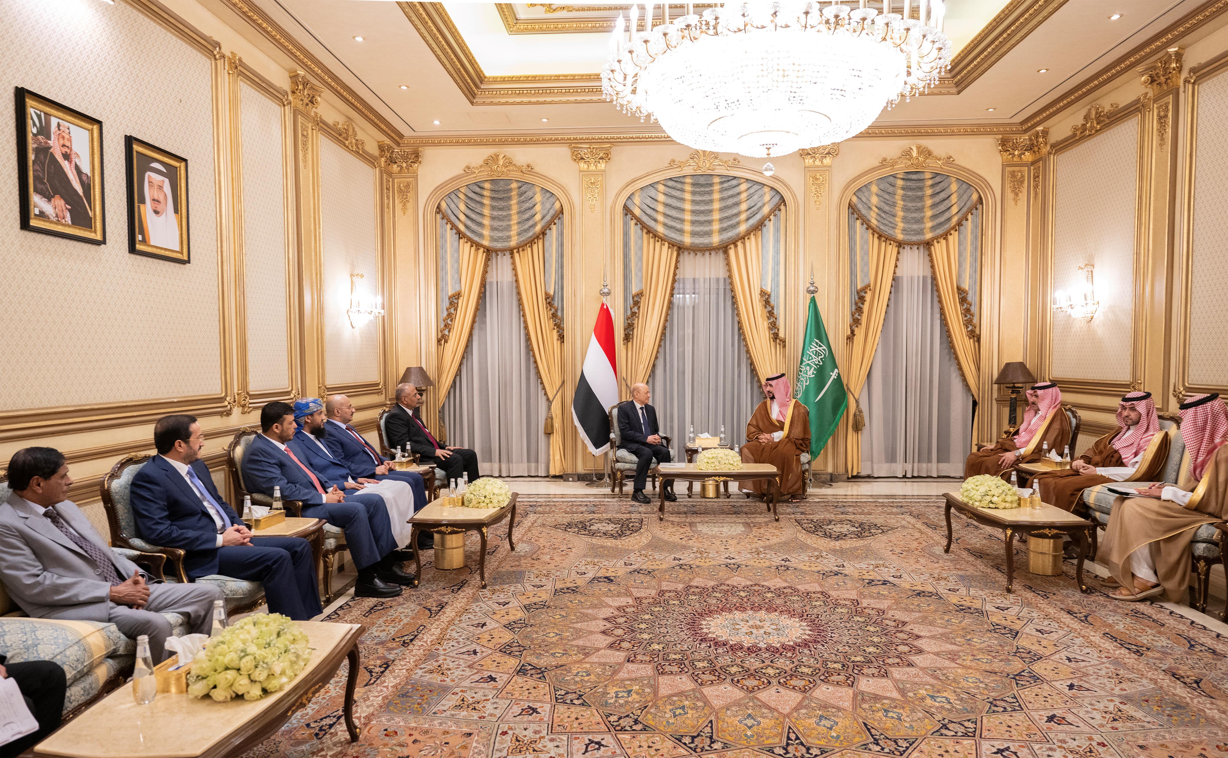وزير الدفاع يلتقي رئيس وأعضاء مجلس القيادة الرئاسي اليمني
