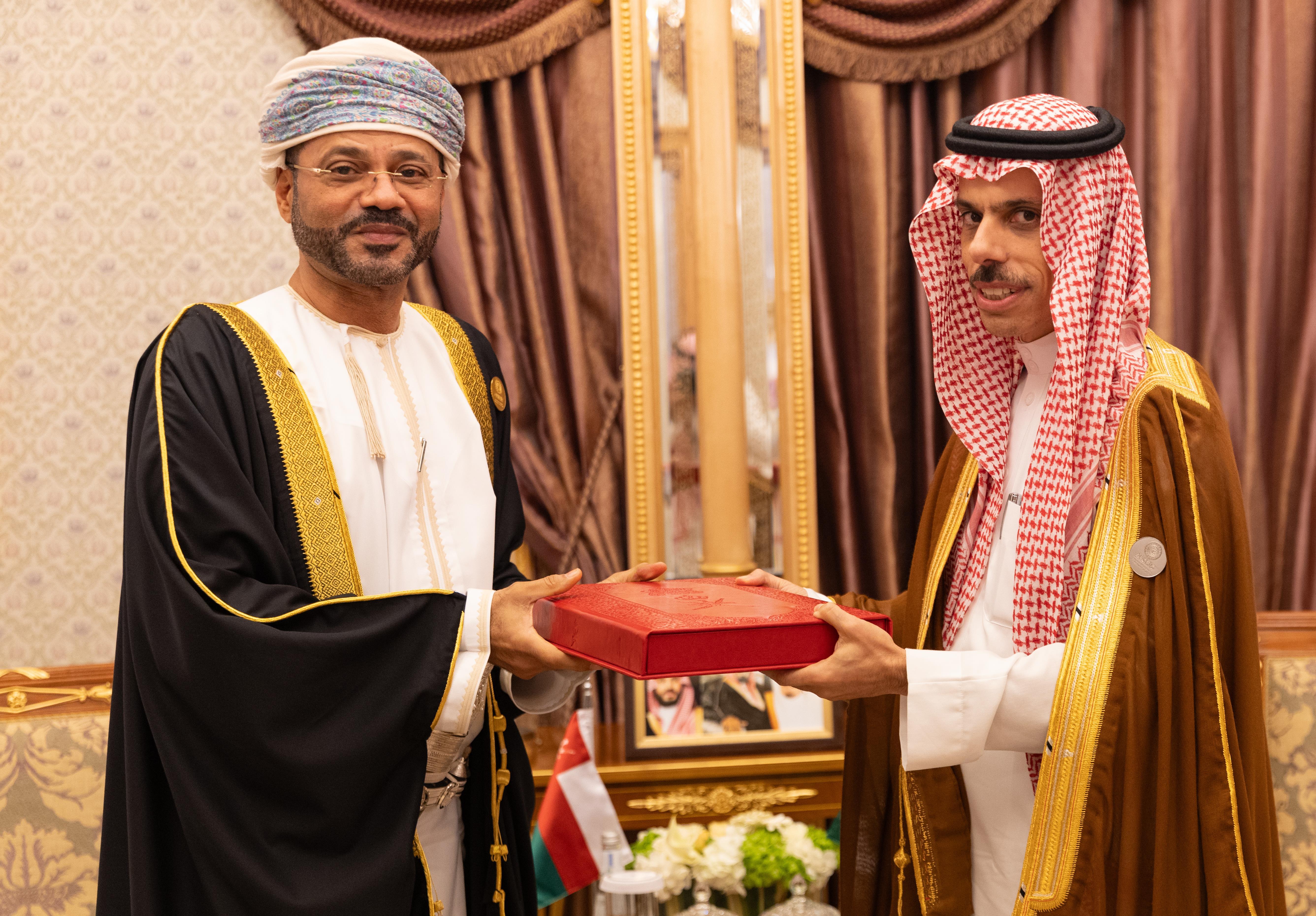 ولي العهد يتلقى رسالة خطية من سُلطان عُمان 