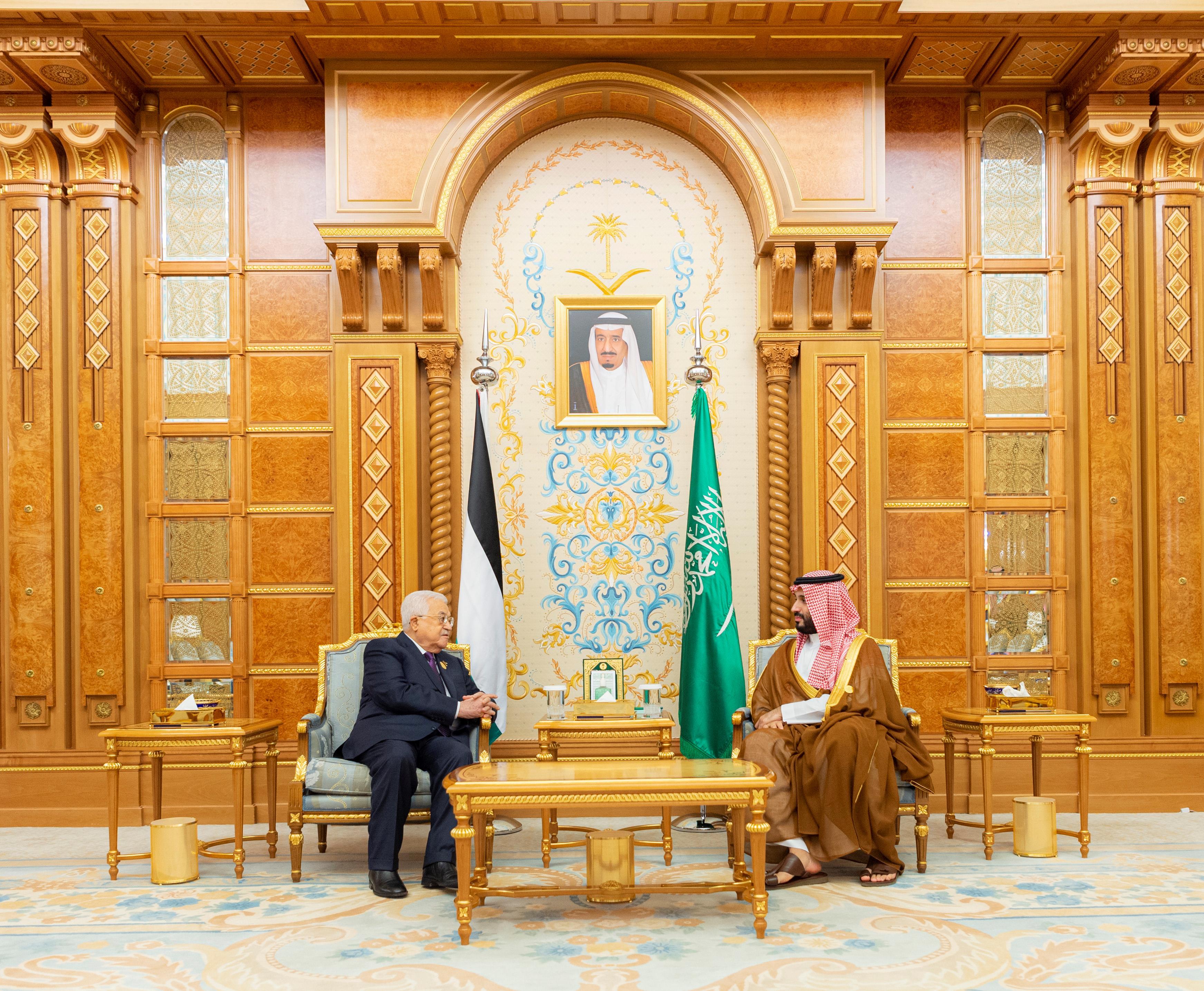 ولي العهد يلتقي رئيس دولة فلسطين 