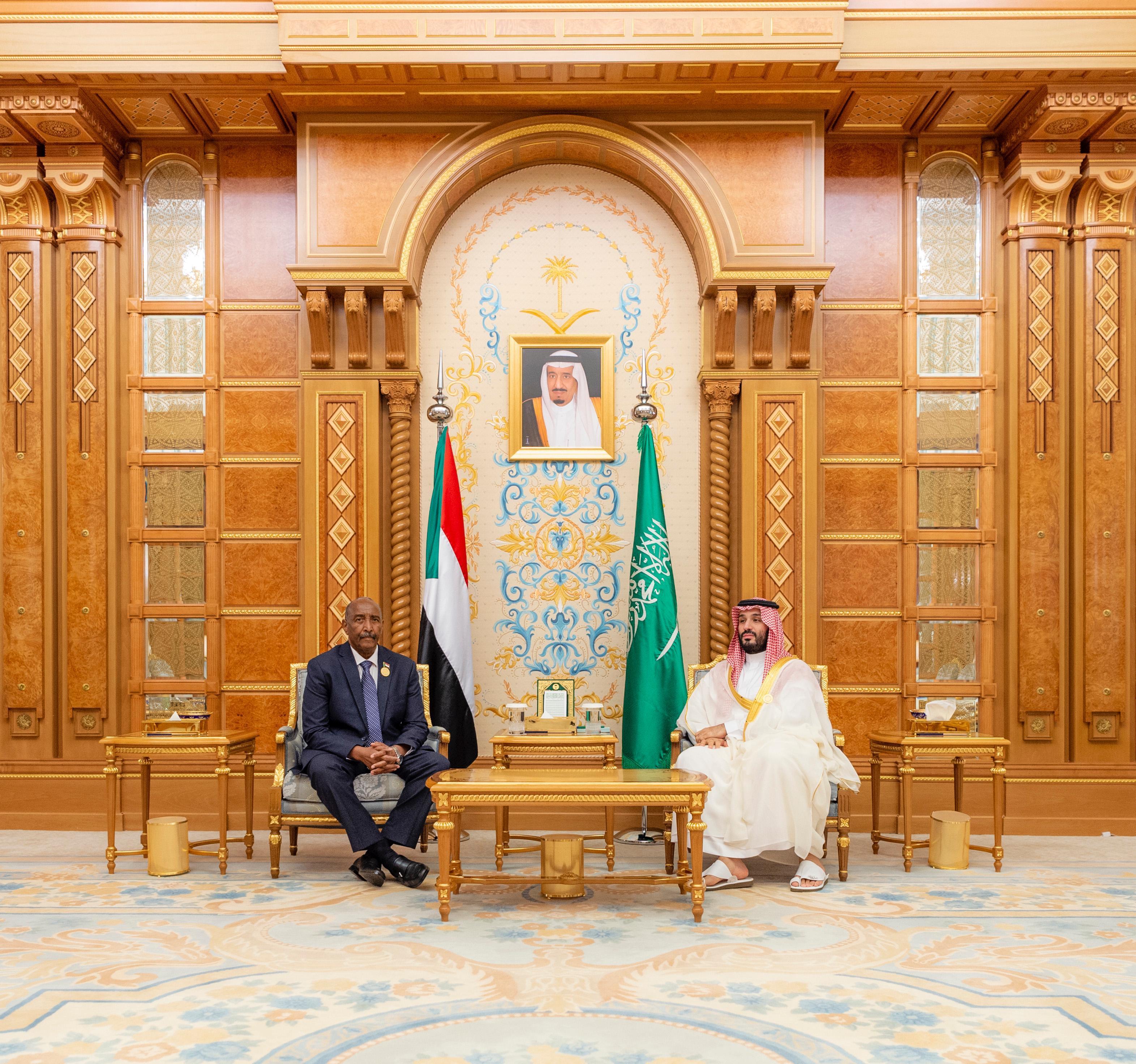 ولي العهد يلتقي رئيس مجلس السيادة الانتقالي السوداني 