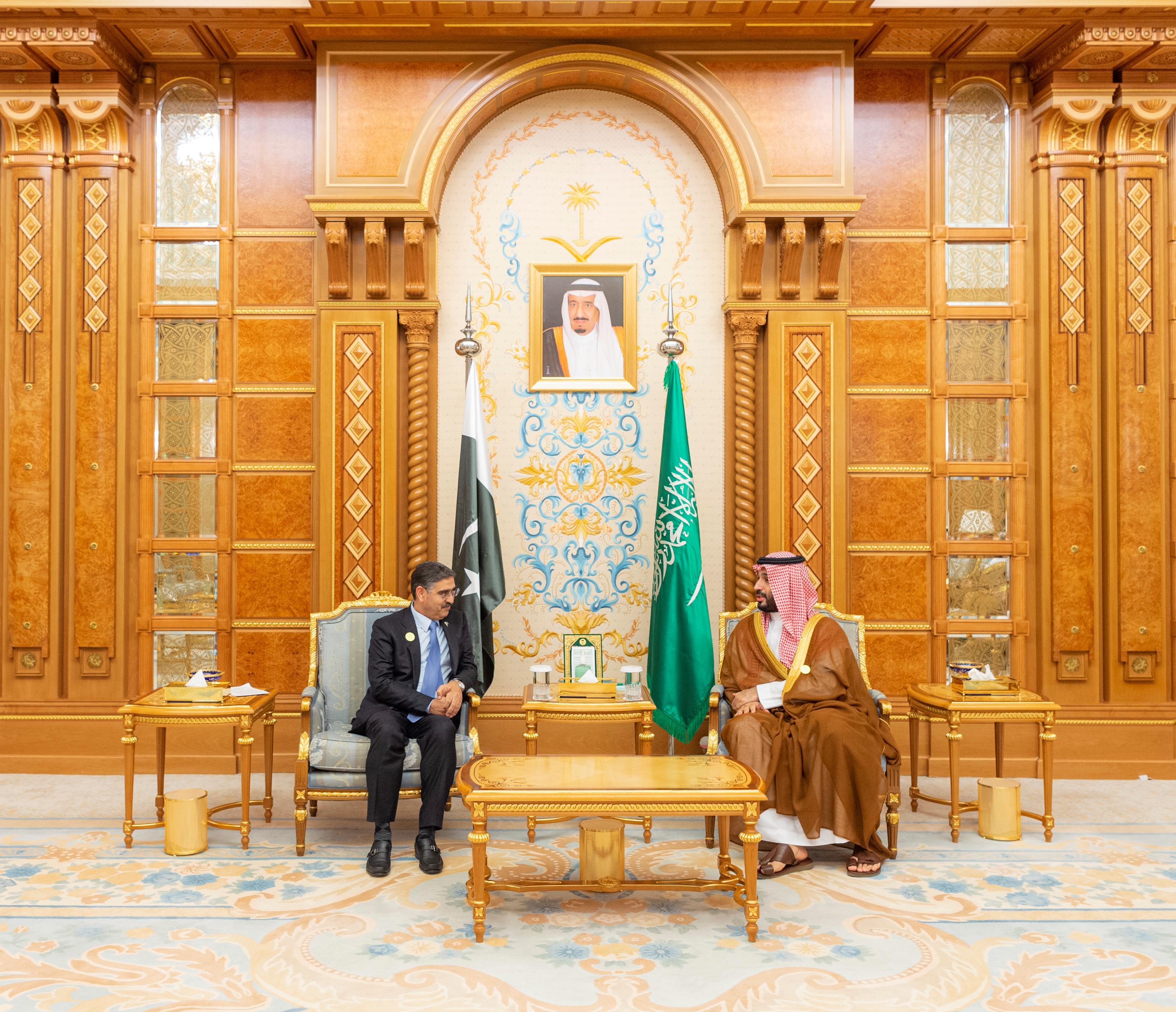 ولي العهد يلتقي رئيس وزراء باكستان الإسلامية 