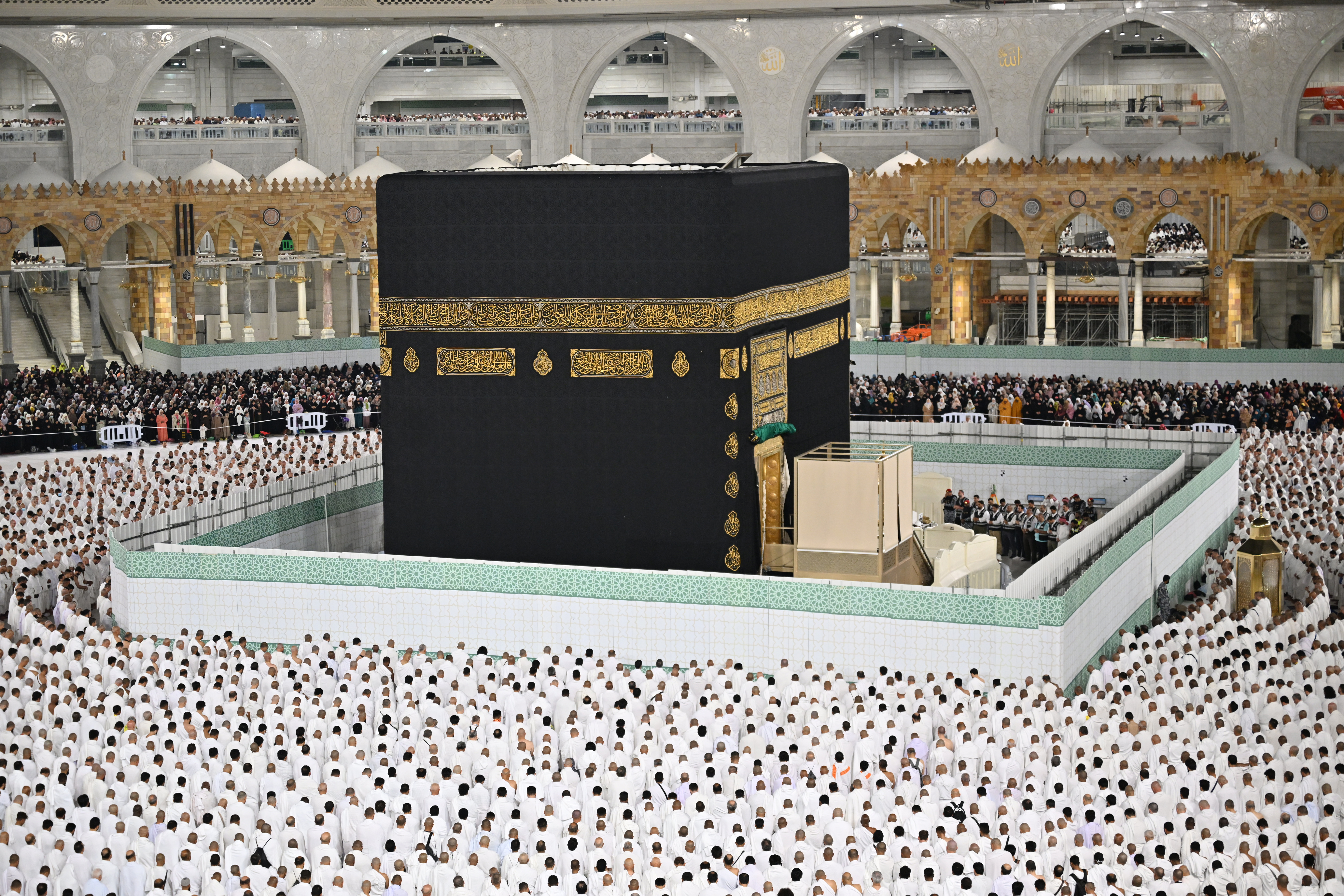 بدء أعمال الصيانة الدورية لعناصر الكعبة المشرفة