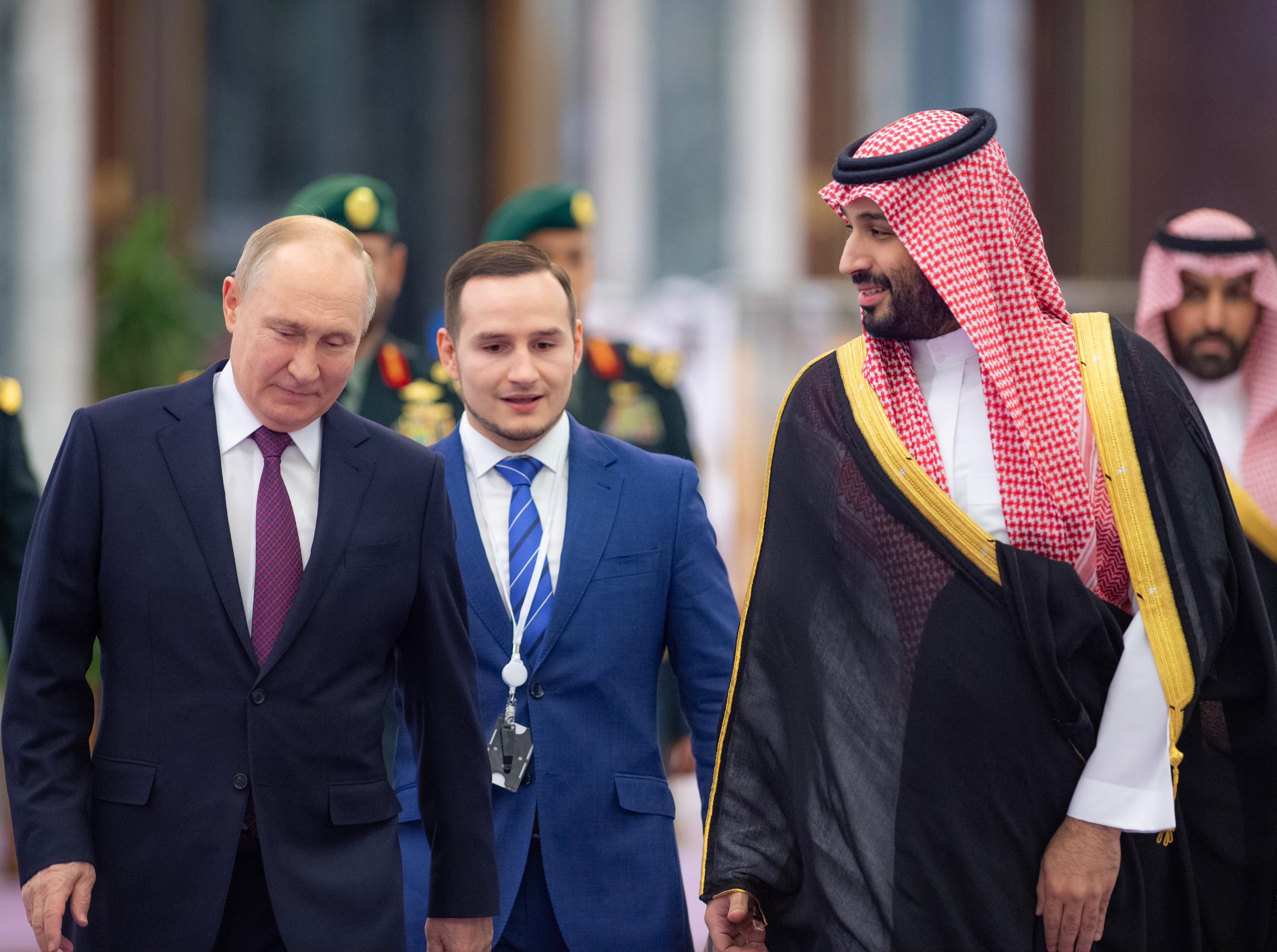 ولي العهد يستقبل الرئيس الروسي 